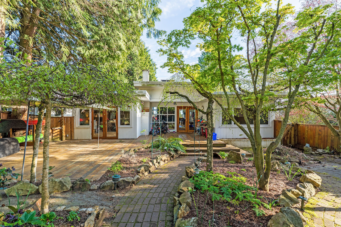 COZY FAMILY HOME IN THE HEART OF AMBLESIDE- 1488 Palmerston Avenue, West Vancouver